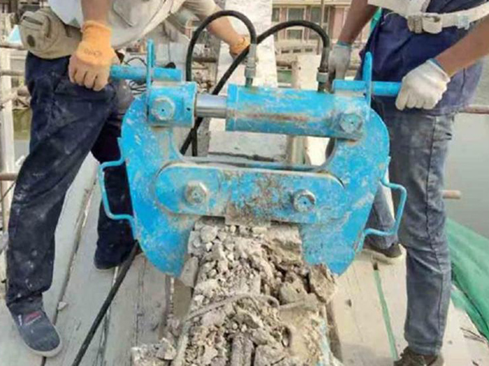 混凝土破碎鉗施工現場